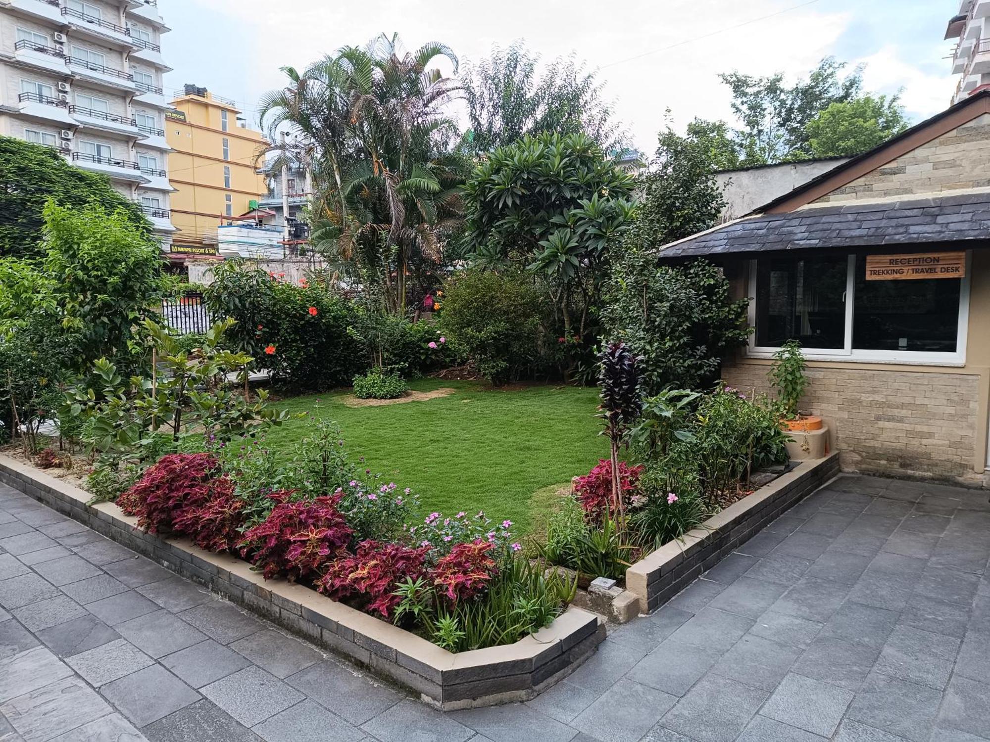 The Mountain House Hotel Pokhara Ngoại thất bức ảnh